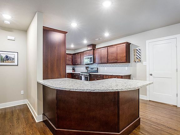 Island Peninsula seats 4!