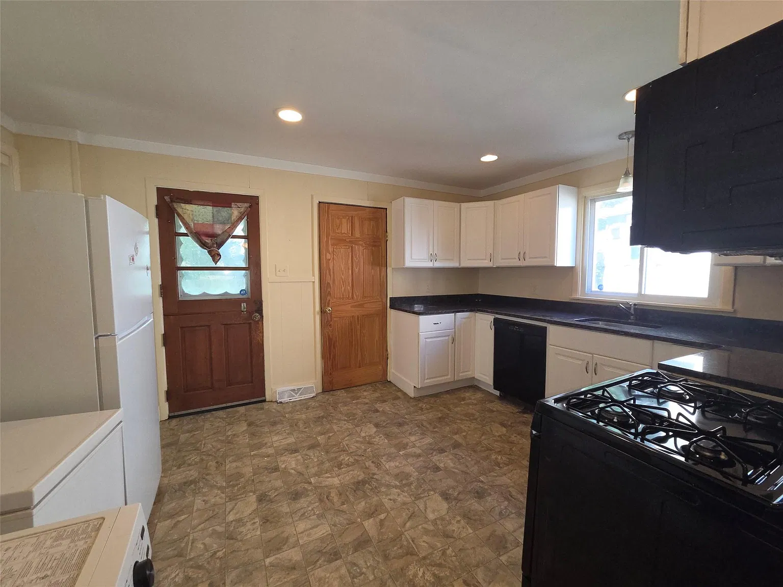 4 bed, 2.0 bath, 2077 sqft, $2,000 — Photo 3