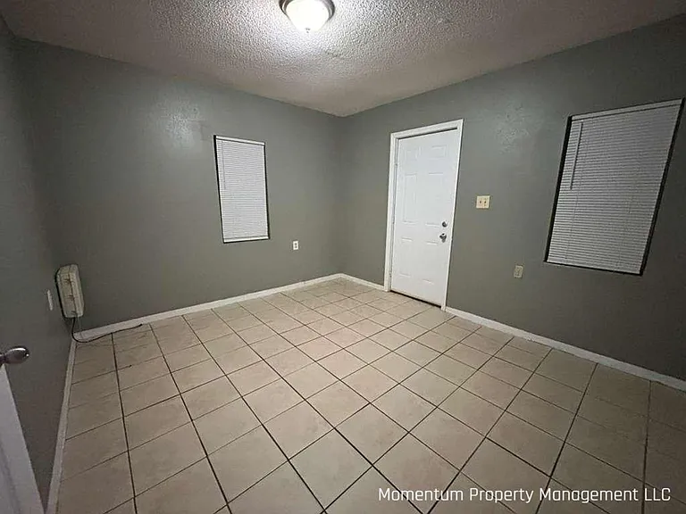 1120 W Austin St — Photo 3
