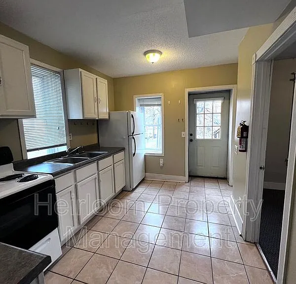 924 E 6th St #3 — Photo 3