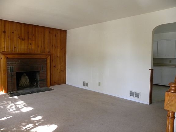 Living Room with fireplace