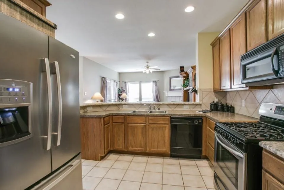 204 Colonial Ln — Photo 4