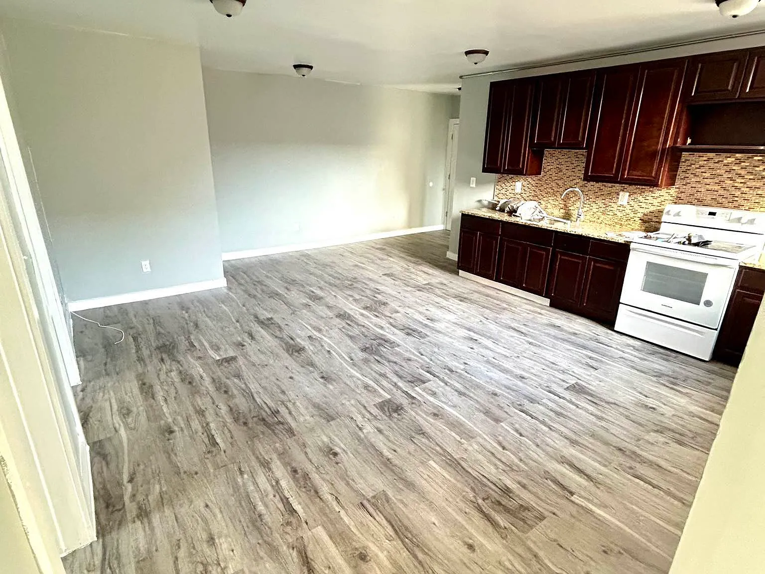 18-15 Everdell Avenue — Photo 2