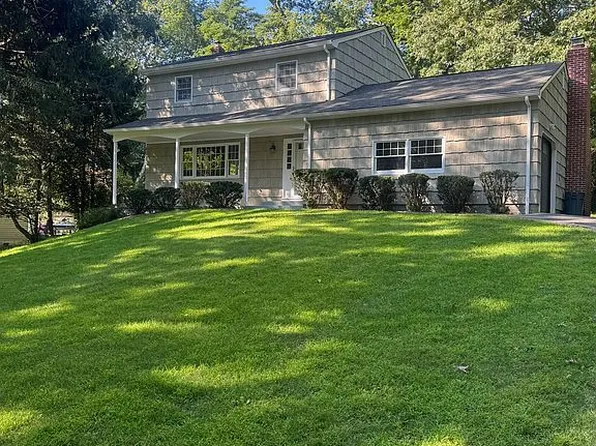 109 Oakwood Dr, Wading River, NY 11792