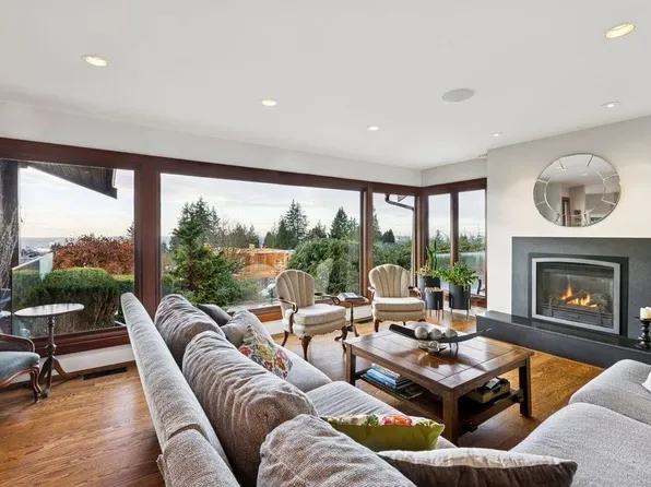 124 Carisbrooke Cres, North Vancouver, BC V7N 2S1