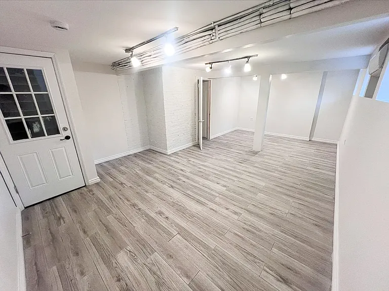 828 Halsey St #1A — Photo 10