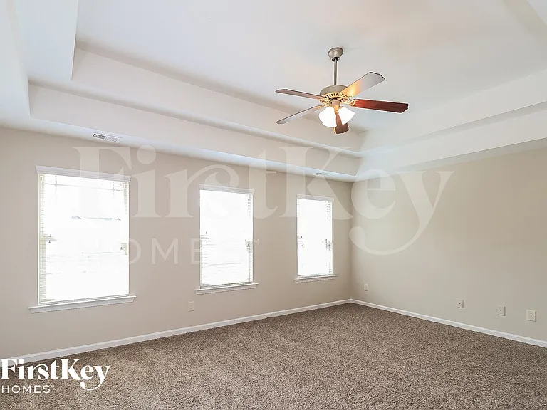 703 Barberry Dr — Photo 7