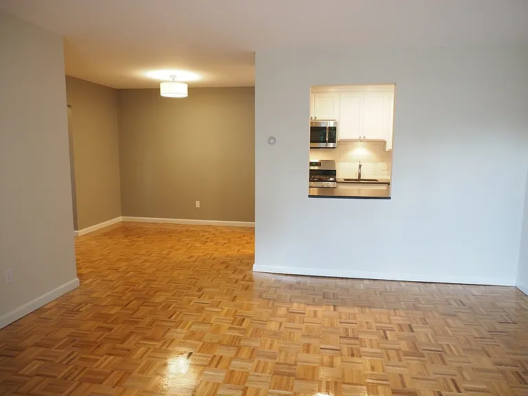 10 Longwood Dr #10 — Photo 3