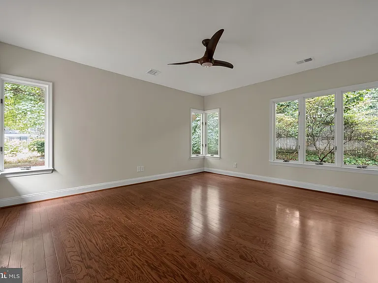 8023 Washington Ave — Photo 30