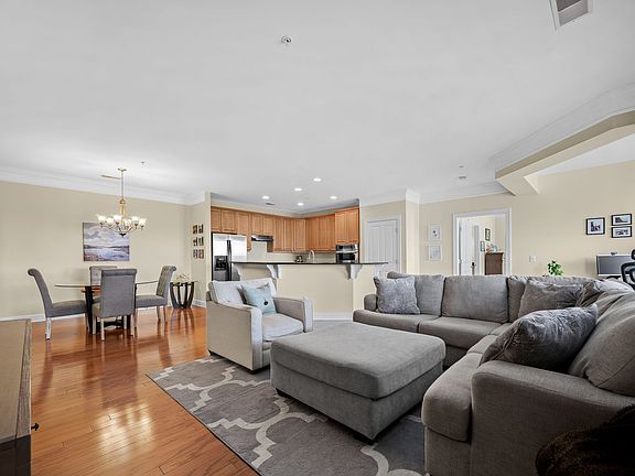 4th image of 3102 W End Cir APT 401