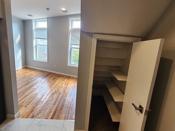 3rd image of 930 E Passyunk Ave
