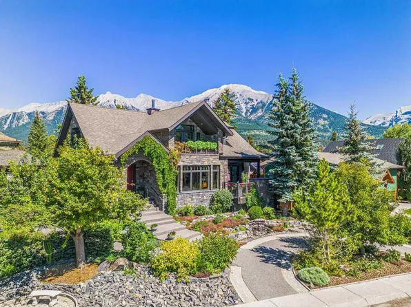 930 S 9th St, Canmore, AB T1W 1Z8
