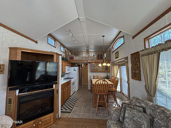 5th image of 165 Beaver Ln