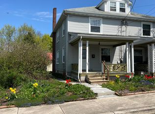 697 Broad St, Akron, PA 17501