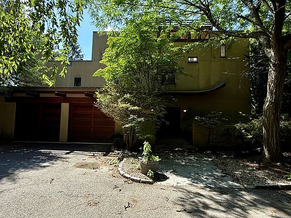 2nd image of 225 Kenrick St #225