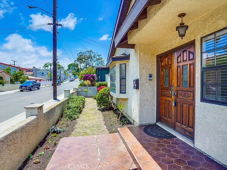 1307 Mackay Ln — Photo 4