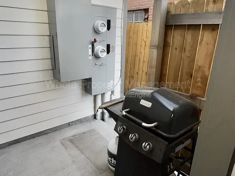 1547 Utica St — Photo 36