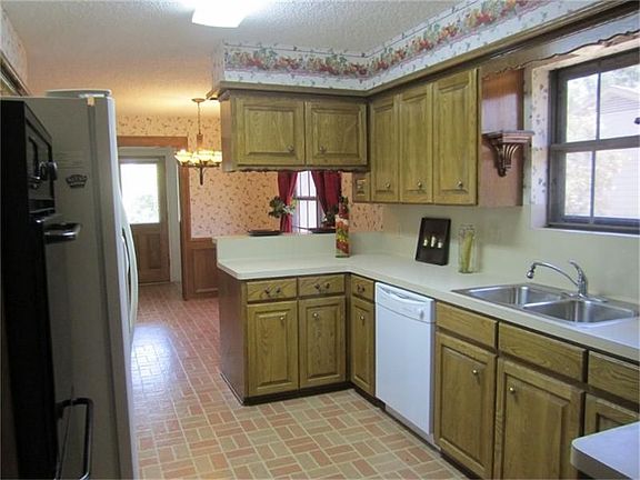 5th image of 15151 Diana Ln