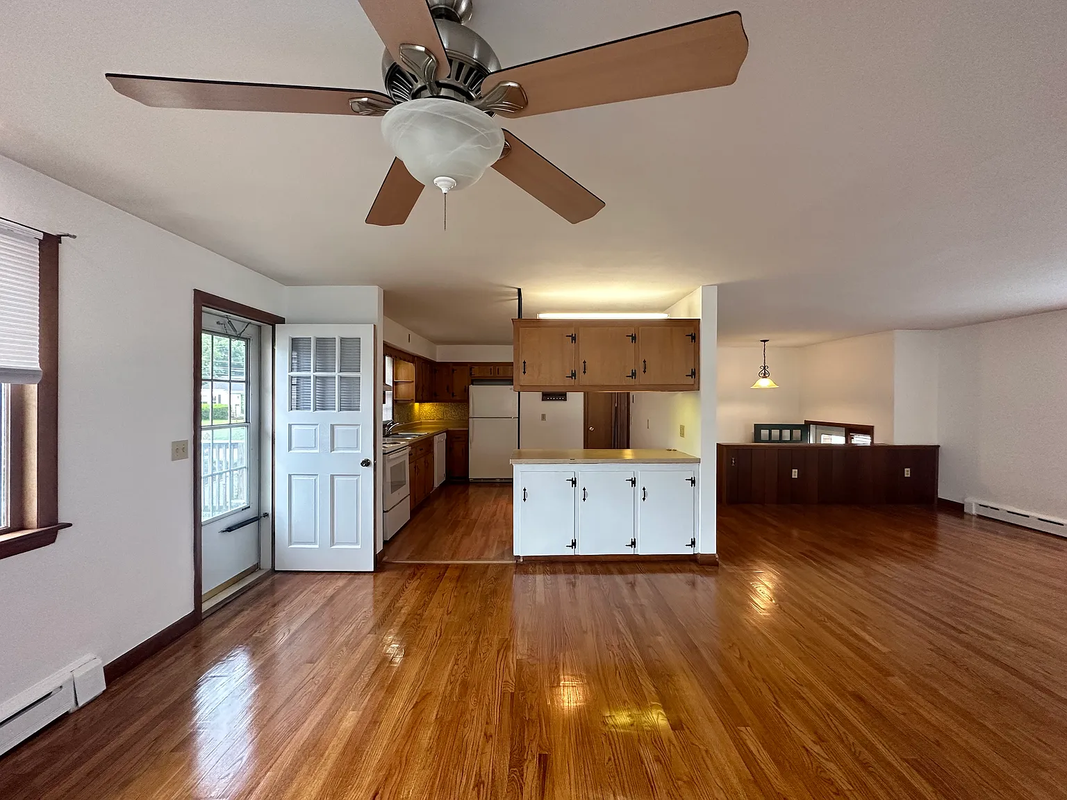3 bed, 2.5 bath, 2160 sqft, $3,500 — Photo 4