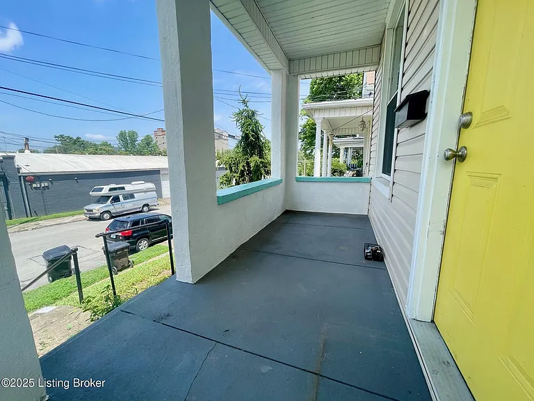 813 Swan St — Photo 11