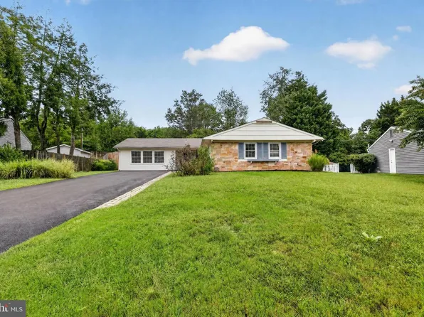 2220 Hallow Ln, Bowie, MD 20716