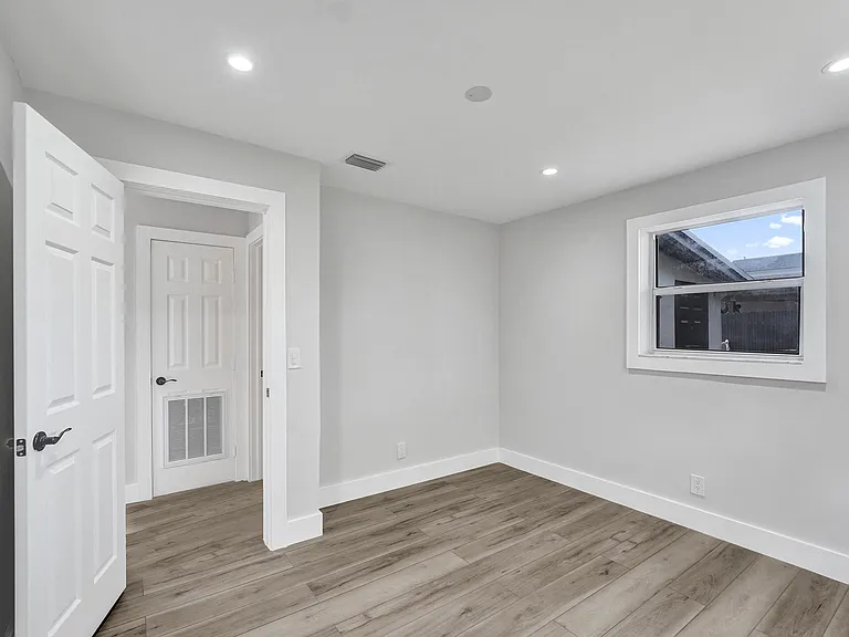 5601 SW 36th Ct — Photo 33