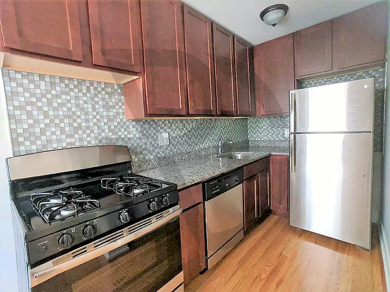 423 W Roscoe St #3 — Photo 9