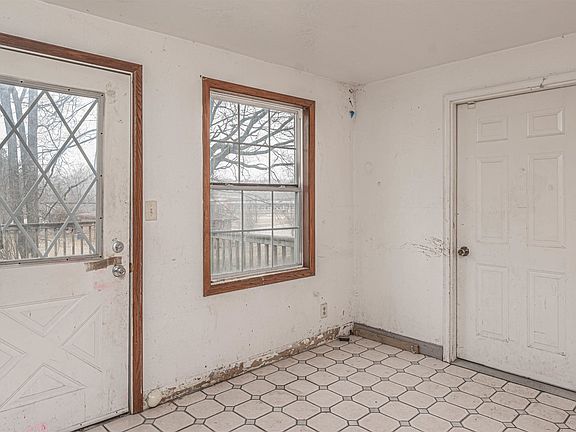 2nd image of 1120 Ogilby Rd