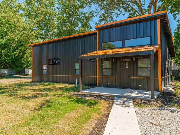 109 N 3rd St, Easton, IL 62633