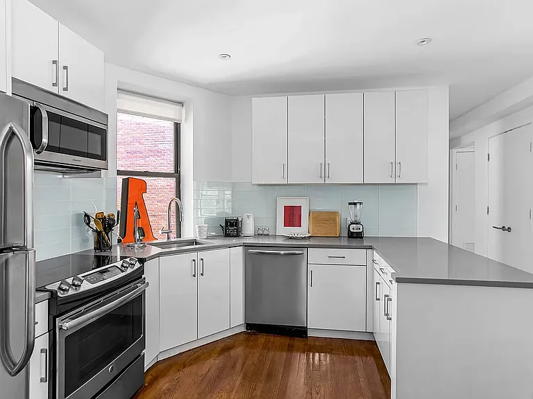 245 W 25th St #3H — Photo 2