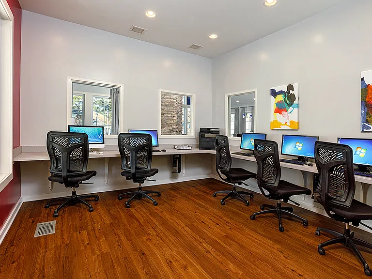 Business Center with Mac/PCs and Wireless Printing