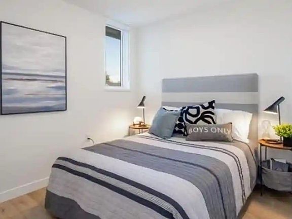 5th image of 4933 Clarendon St #107