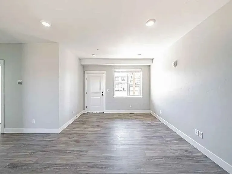 676 Carlow Dr — Photo 8