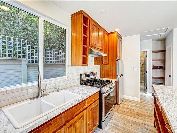 3rd image of 1723 Pier Ave