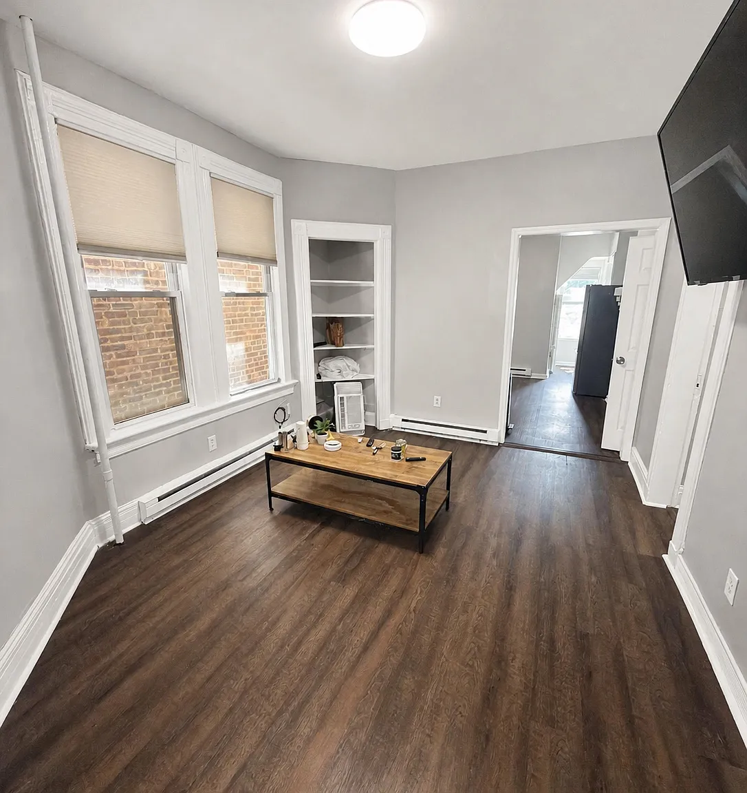 3 bed, 1000 sqft, $2,400 — Photo 3