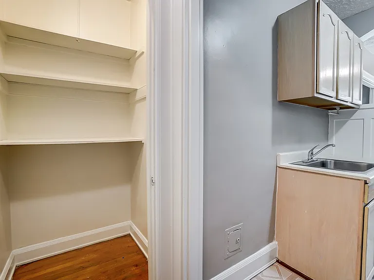 2560 Madison Rd #10 — Photo 8