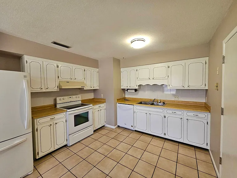 221 Viola Ave S — Photo 10