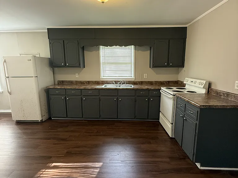 2245 3rd St NE — Photo 3