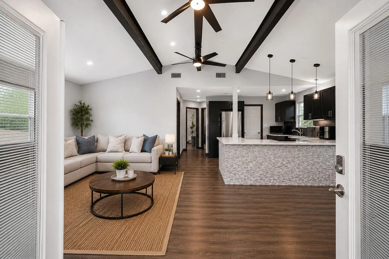 3 bed, 2.0 bath, 1358 sqft, $1,950 — Photo 3