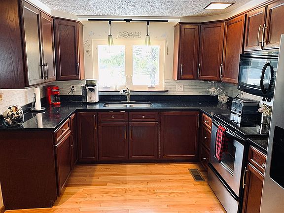 Beautiful Kitchen, Granite!
