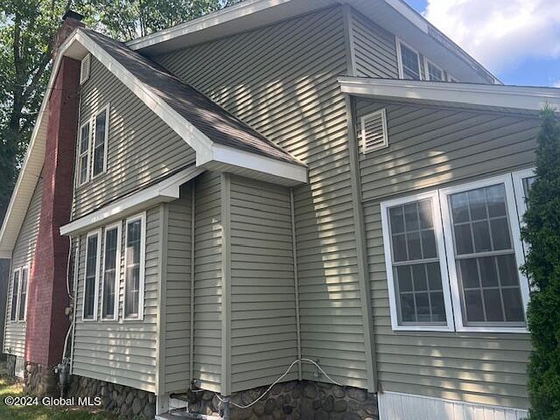 4th image of 418 N Main Street