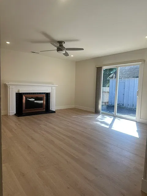 3 bed, 1093 sqft, $3,700 — Photo 4