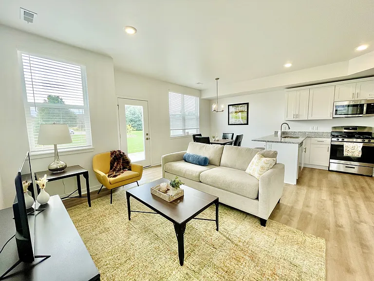 Elmwood Lake Apartments — Photo 9