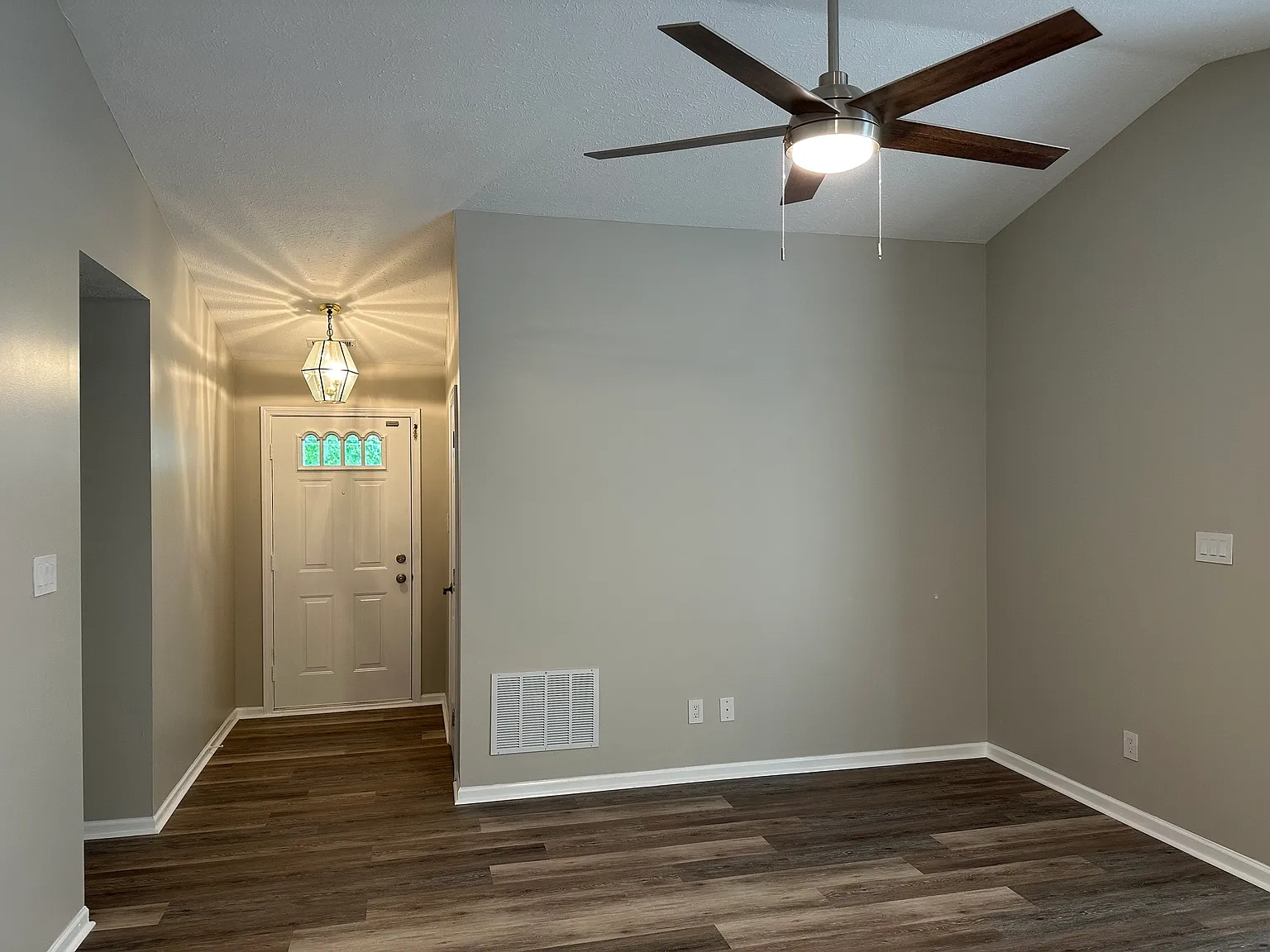 3 bed, 1272 sqft, $2,100 — Photo 4