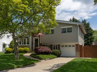 253 W 18th St, Deer Park, NY 11729