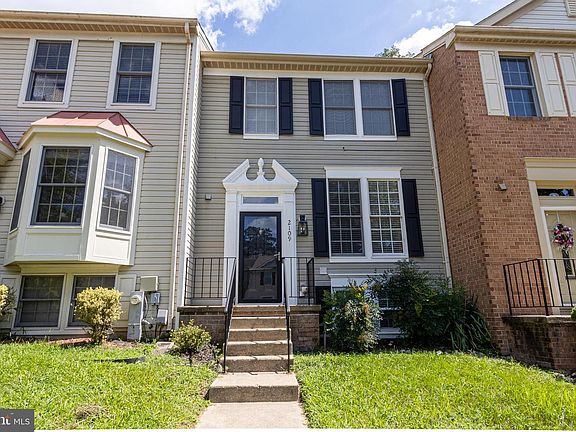 4th image of 2109 Commodore Ct