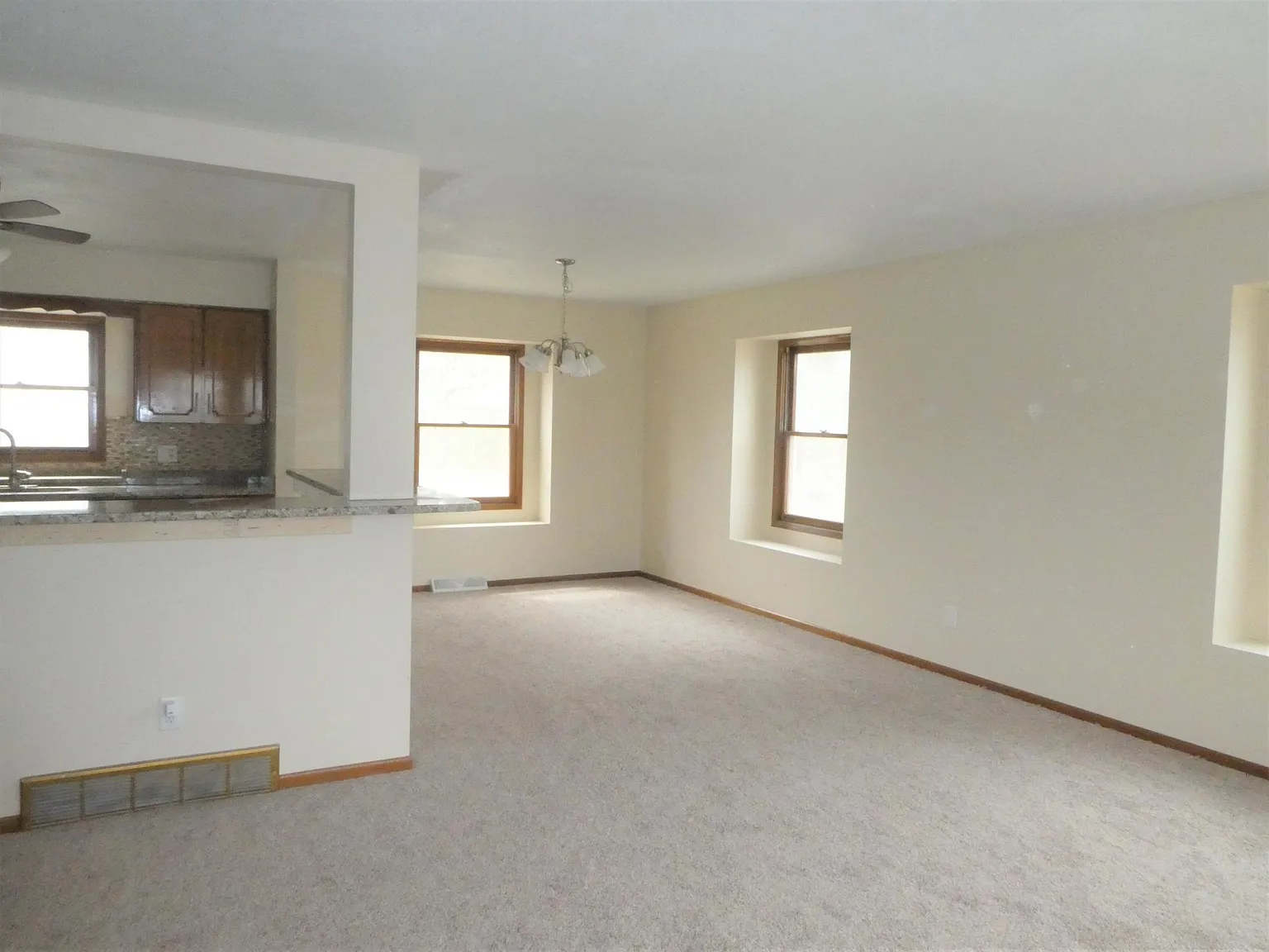 4 bed, 2.5 bath, 1880 sqft, $2,100 — Photo 3