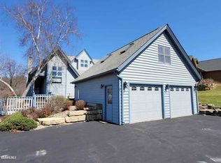 9 Gleneagle Dr, Galena, IL 61036