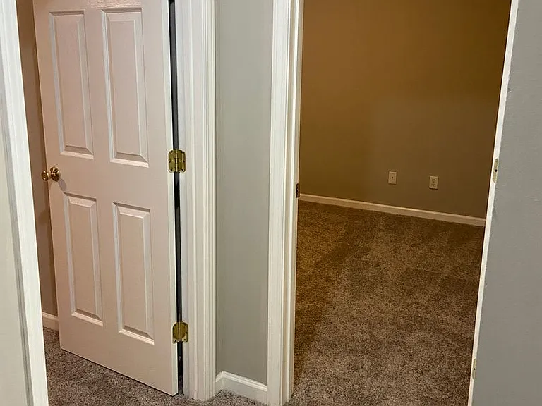 221 Hanover Ct — Photo 14