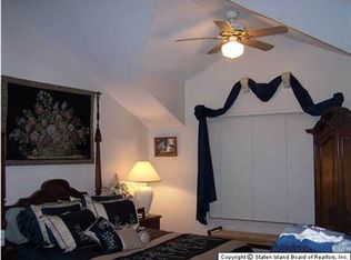 45 Red Cedar Ln, Staten Island, NY 10309